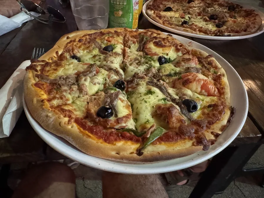 Le Crépuscule, pizza fruits de mer aux anchois, crevettes et olives noires