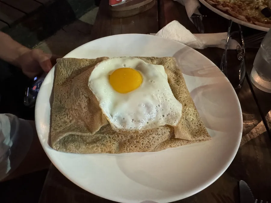 Le Crépuscule, galette de blé noir complète avec œuf miroir
