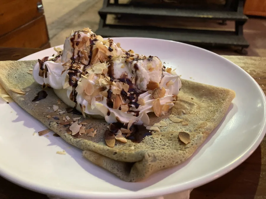 Le Crépuscule, crêpe sucrée à la chantilly et aux amandes effilées
